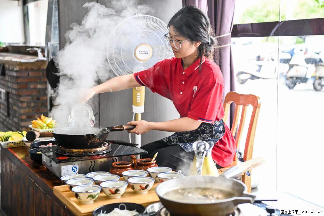 全网追的“扁担女孩”，找了一份暑假工，时薪12元 - 喀什生活资讯 - 喀什28生活网 ks.28life.net